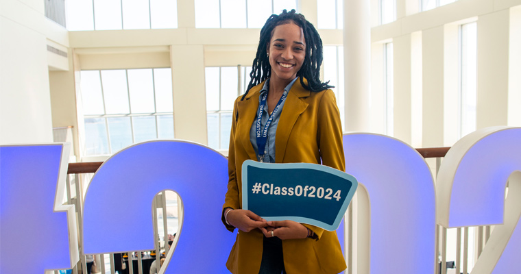 Admitted student holds up sign that says #Classof2024 